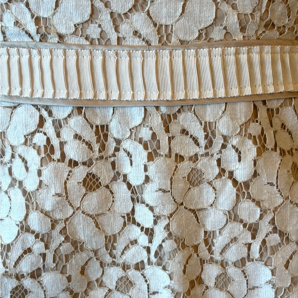 White House Black Market Cream & Beige Lace Top Size 0 - Picture 2 of 4